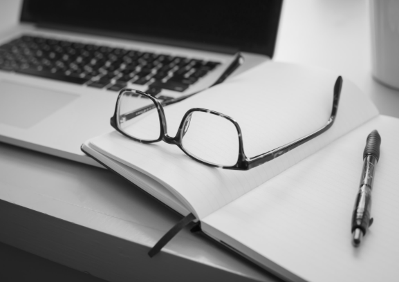 computer-glasses-paper-black-and-white
